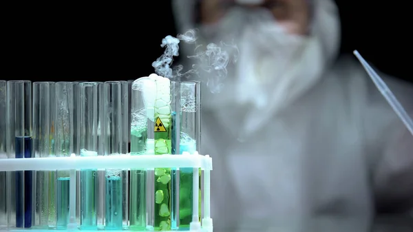 Scientist Looking Reaction Liquid Test Tube Boiling Radioactive Sample — Stock Photo, Image