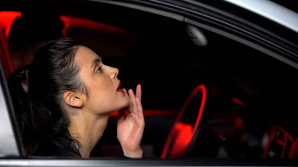 Senhora Sedutora Ajustando Batom Vermelho Sentado Perto Motorista Carro Indo — Fotografia de Stock