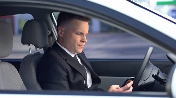 Homme Nerveux Costume Assis Sur Siège Conducteur Appelant Téléphone Retard — Photo