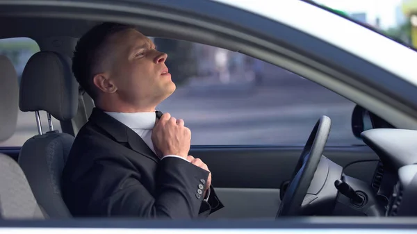 重要な会議の前に心配車の中でネクタイを調整不安男 仕事のインタビュー — ストック写真