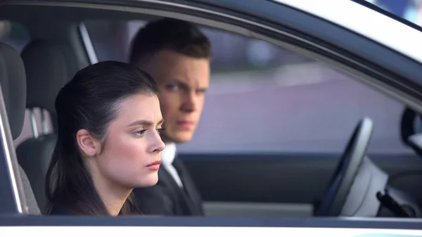 Unzufriedene Eheleute Sitzen Nach Streit Auto Scheidungsgefahr Streit — Stockfoto