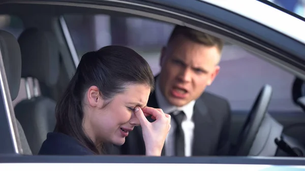 車の中でボーイフレンドと口論した後に泣いて不幸な女性 関係危機 — ストック写真