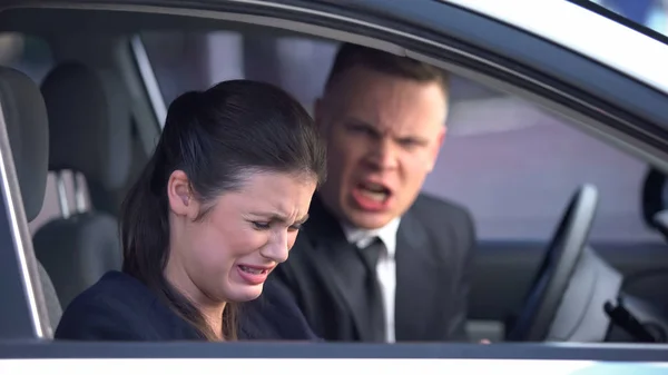 Namorado Namorada Brigando Carro Senhora Chorando Crise Relacionamento — Fotografia de Stock