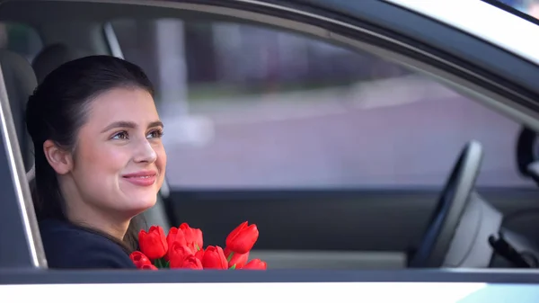 Lycklig Kvinna Med Massor Tulpaner Sitter Bilen Väntar Pojkvän Romantisk — Stockfoto