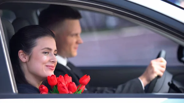 Mulher Bonita Segurando Tulipas Sentado Carro Com Namorado Sonhando Romance — Fotografia de Stock