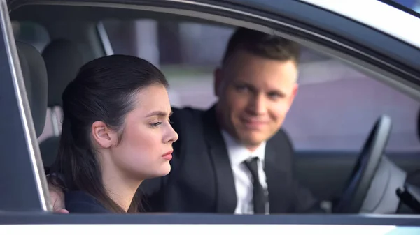 Nieszczęśliwa Żona Mąż Siedzą Samochodzie Kłótni Ryzyko Rozwodu Konflikt — Zdjęcie stockowe
