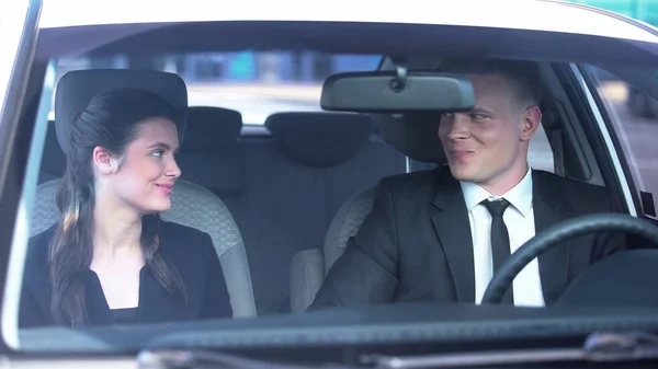 Casal Alegre Sorrindo Olhando Flertatiously Carro Romance Primeiro Encontro — Fotografia de Stock