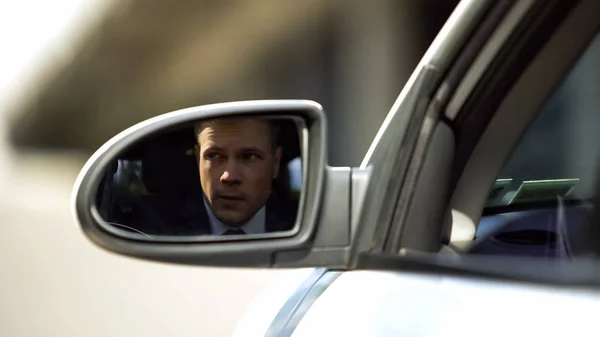 Investigando Hombre Negocios Mirando Fuera Del Coche Retrovisor Sospecha — Foto de Stock