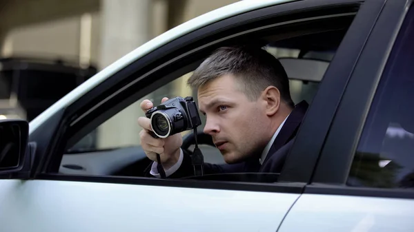 Agente Masculino Secretamente Tirar Foto Por Câmera Sentado Carro Fotojornalismo — Fotografia de Stock