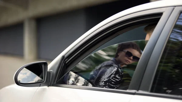 Celebridad Femenina Mirando Hombre Sentado Coche Invasión Vida Privada Medios —  Fotos de Stock