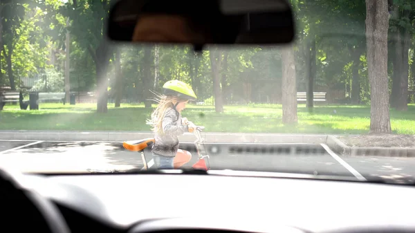 Kid Ridning Cykel Gatan Uppmärksam Förare Stannar Bilen Förebyggande Olyckor — Stockfoto
