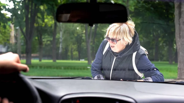 女性歩行者を屋外で打つ自動運転車 道路規制 事故リスク — ストック写真
