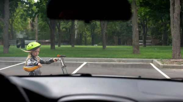 Female Child Bicycle Outdoors Car Window Road Safety Danger — 图库照片