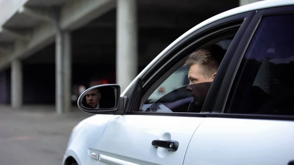 Hombre Joven Espiando Sentado Coche Información Privada Investigación Detective Mafia — Foto de Stock