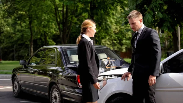 Förvirrade Bilförare Stående Krossade Bilar Bilkollisionsstress Försäkring — Stockfoto