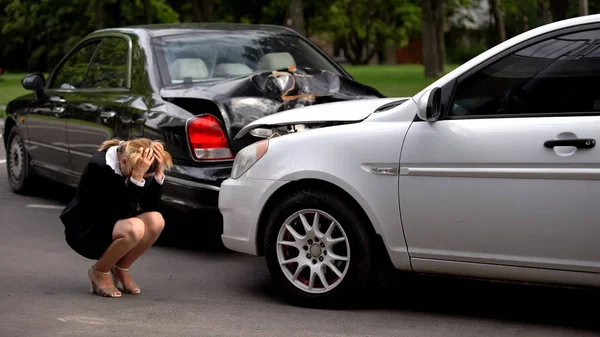 Mujer Frustrada Cubriendo Cabeza Desesperación Accidente Coche Conductor Sufriendo Estrés — Foto de Stock