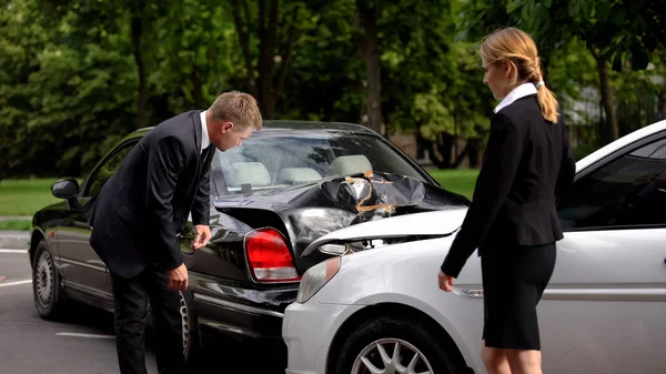 Manliga Och Kvinnliga Förare Undersöker Bilskador Efter Olycka Trafikkonflikt — Stockfoto