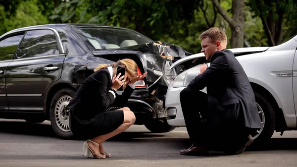 押しつぶされた自動車 交通衝突 保険の近くに警察を呼び出すストレスの女性 — ストック写真