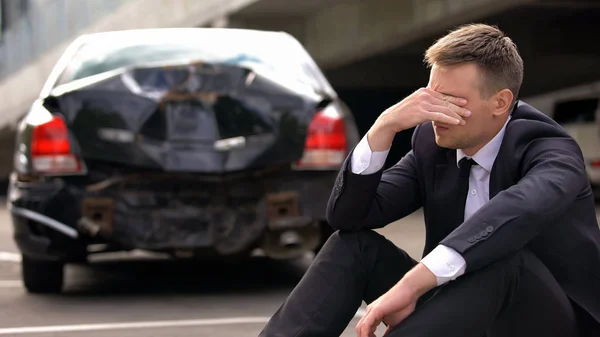 Desperate Man Sitting Asphalt Crashed Car Background Automobile Accident — Stock Photo, Image