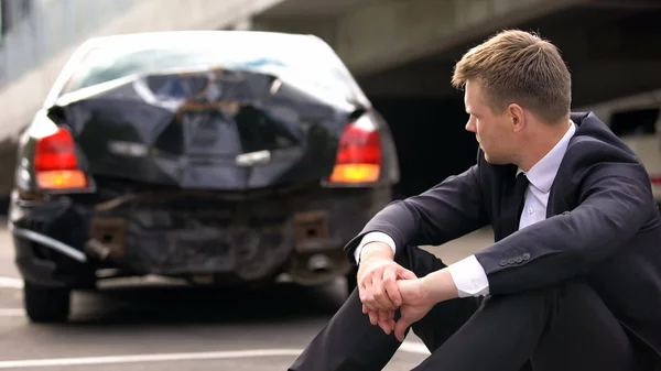 Verärgerter Mann Sitzt Nach Autounfall Auf Straße Und Wartet Polizei — Stockfoto