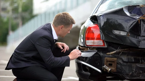 Hombre Caucásico Mirando Estrelló Coche Después Accidente Coche Reparación Daños — Foto de Stock