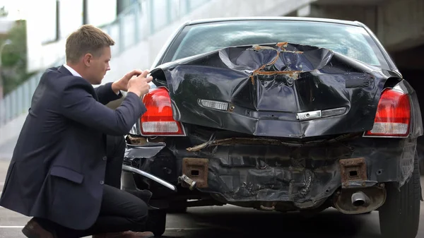 Männlicher Fahrer Fotografiert Beschädigtes Auto Smartphone Kfz Versicherungsnachweis — Stockfoto