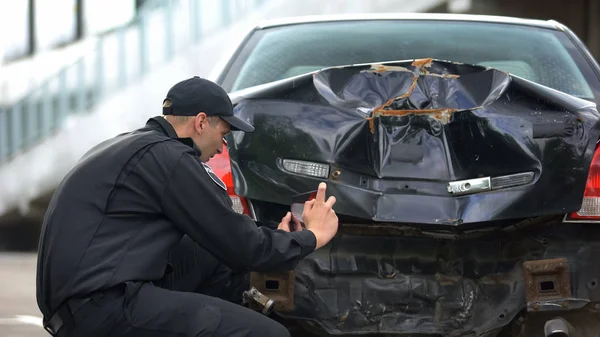 Policista Který Dělá Fotky Havarovala Auta Dopravní Nehodě Hlášení Naplnění — Stock fotografie