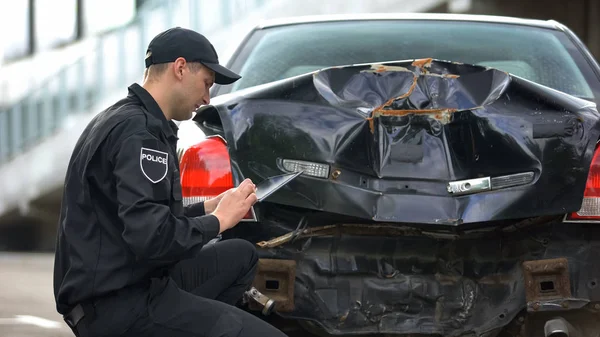 車の衝突シーン 警察の仕事でオンラインパトロール労働者充填タブレットレポート — ストック写真