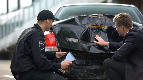 Agente Seguros Policial Examinando Danos Carro Cena Acidente Segurança — Fotografia de Stock