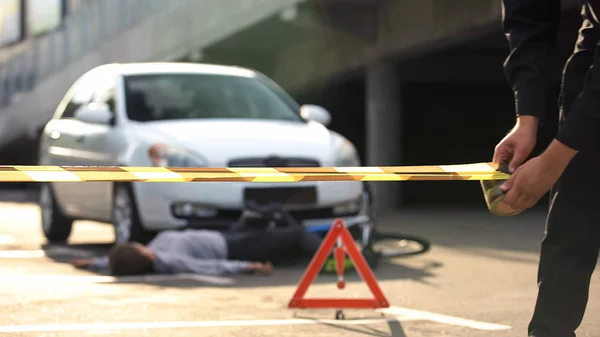 Policía Desenrollando Cinta Precaución Escena Del Accidente Tráfico Señal Advertencia — Foto de Stock