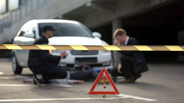 交通事故現場の警察官や運転手の警告テープフロント 道路上の安全性 — ストック写真