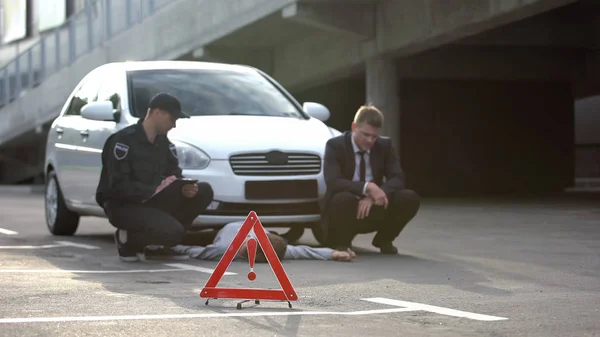 Emergency Sign Road Policeman Male Driver Writing Report Car Accident — Stock Photo, Image