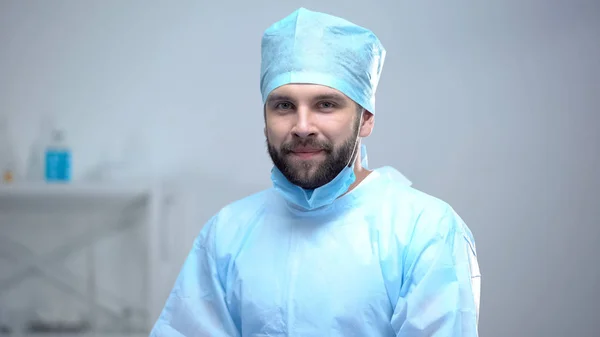 Feliz Cirujano Mascarilla Médica Sonriendo Después Una Operación Exitosa Trabajo — Foto de Stock