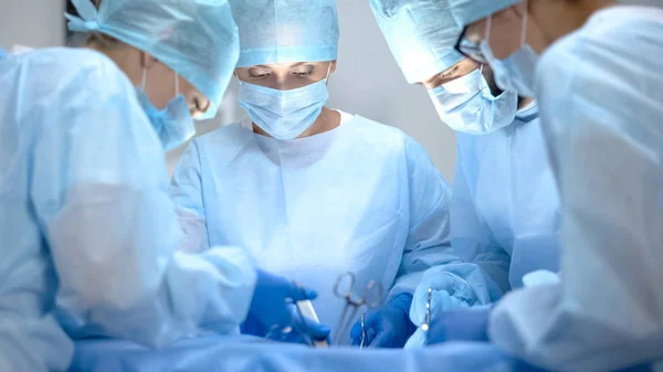 Operacyjny Zespół Chirurgiczny Wykonujący Operację Klatki Piersiowej Nowoczesnym Szpitalu Zdrowiu — Zdjęcie stockowe