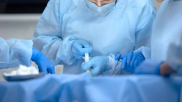 Chirurg Wykonuje Wstrzyknięcia Podczas Trudnej Operacji Ratując Życie Zawód — Zdjęcie stockowe
