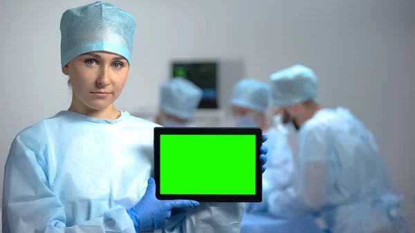 Serious Nurse Holding Tablet Green Screen Operation Death Rate — Stock Photo, Image