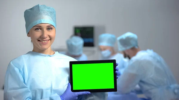 Smiling Nurse Holding Tablet Green Screen Operation Hospital — Stock Photo, Image