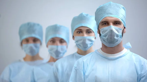 Equipo Cirujano Profesional Máscara Uniforme Mirando Cámara Trabajo Hospital —  Fotos de Stock