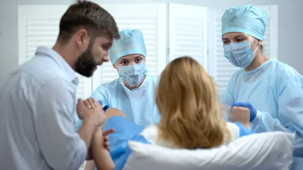 Marido Enfermeiras Que Apoiam Mulher Grávida Dificilmente Respirando Durante Parto — Fotografia de Stock