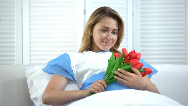 Lachende Vrouw Met Stelletje Tulpen Het Ziekenhuis Aanwezig Geboorte Van — Stockfoto