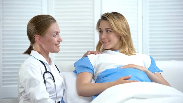 Gülümseyen Kadın Doğum Uzmanı Hamile Kadın Göbek Tutup Birbirlerine Bakıyorlar — Stok fotoğraf
