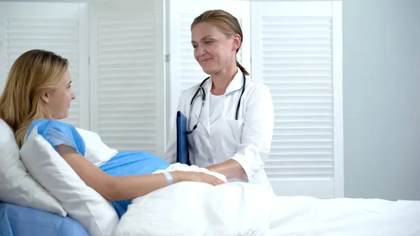 プロの医師が妊婦のおなかに触れ 赤ちゃんをチェックし ヘルスケア — ストック写真