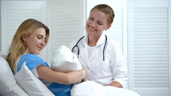 Mãe Feliz Segurando Bebê Recém Nascido Médico Sorrindo Olhando Para — Fotografia de Stock