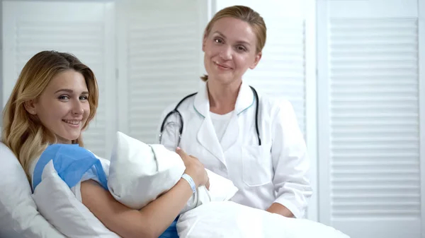 Médico Madre Sosteniendo Recién Nacido Sonriendo Cámara Contacto Piel Con —  Fotos de Stock