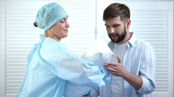 Lächelnde Krankenschwester Gibt Jungen Glücklichen Vater Neugeborenes Kind Wunder Der — Stockfoto