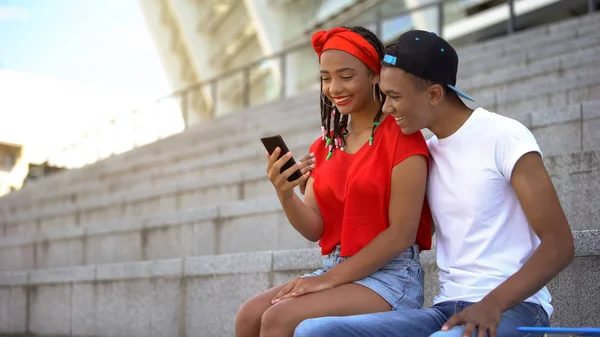 Couple Mixed Race Teenagers Sitting Outdoor Scrolling Web Pages Smartphone — Stock Photo, Image