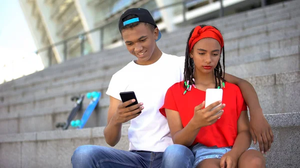 Gadget Addicted Teenagers Playing Smartphones Ignoring Each Other Technologies — Stock Photo, Image