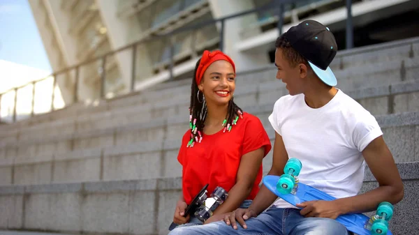 Schattig Gemengd Race Meisje Met Skateboard Zittend Buurt Van Guy — Stockfoto