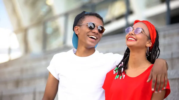 Модні Підлітки Сонцезахисних Окулярах Обіймаються Сміються Сучасна Молодь Тенденції — стокове фото