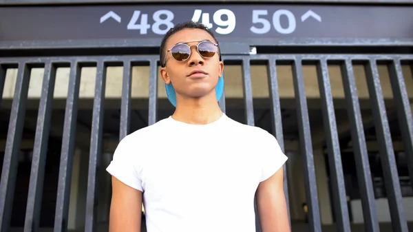 Jeune Homme Mode Aux Lunettes Vue Branchées Jouissant Paysage Urbain — Photo